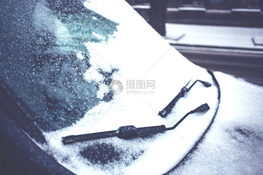 雪覆盖的汽车冬季停车后视镜被雪覆盖图片