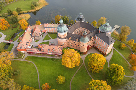 瑞典Gripsholm城堡的空中景象及其秋图片