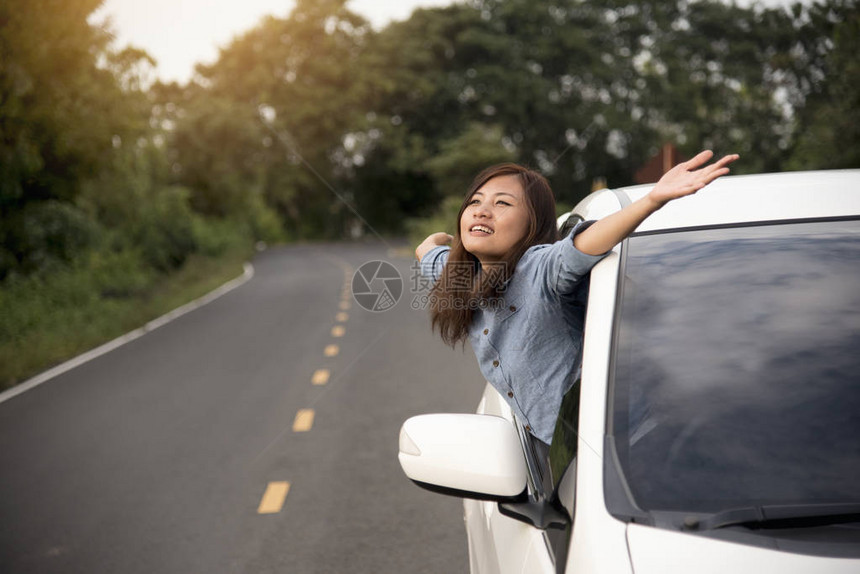 轻松快乐的女士在路上旅行度图片