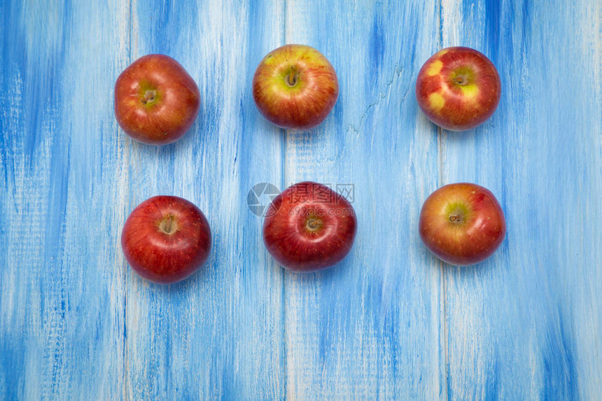 蓝色木制背景上的苹果图片
