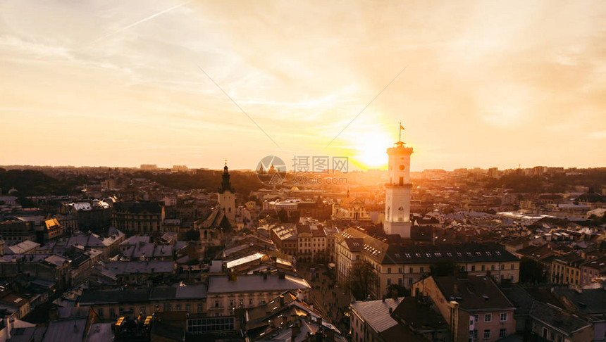 欧洲城市上空日落的空中观测图片