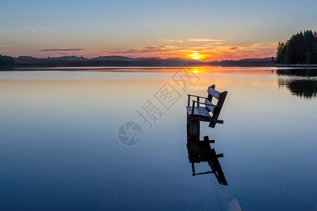 卡累利阿湖上宁静的日落图片