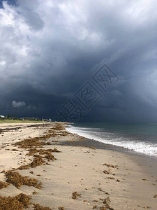 暴风向沙滩滚动乌云笼罩图片
