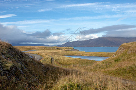 冰岛上狭窄的小路图片