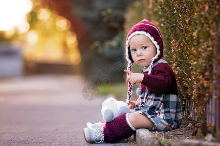 穿着编织衣服的时装小男孩图片