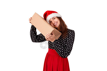 穿着香肠帽的快乐女人拥抱着一个礼物包裹在再生纸上孤立在白色背景图片