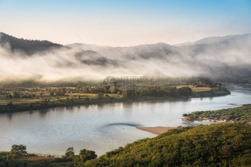 早晨日出中的山区河流和薄雾图片