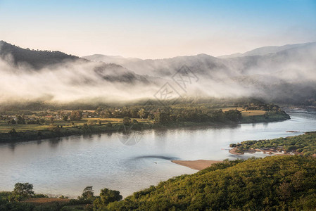 早晨日出中的山区河流和薄雾图片