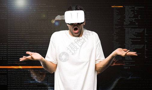 使用VR眼镜的人在虚拟现实模式中做出无图片