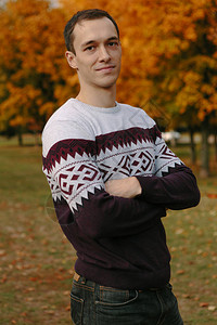 秋天公园里穿毛衣的帅哥图片