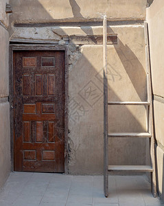 埃及开罗石墙有木板的老旧装饰门和图片