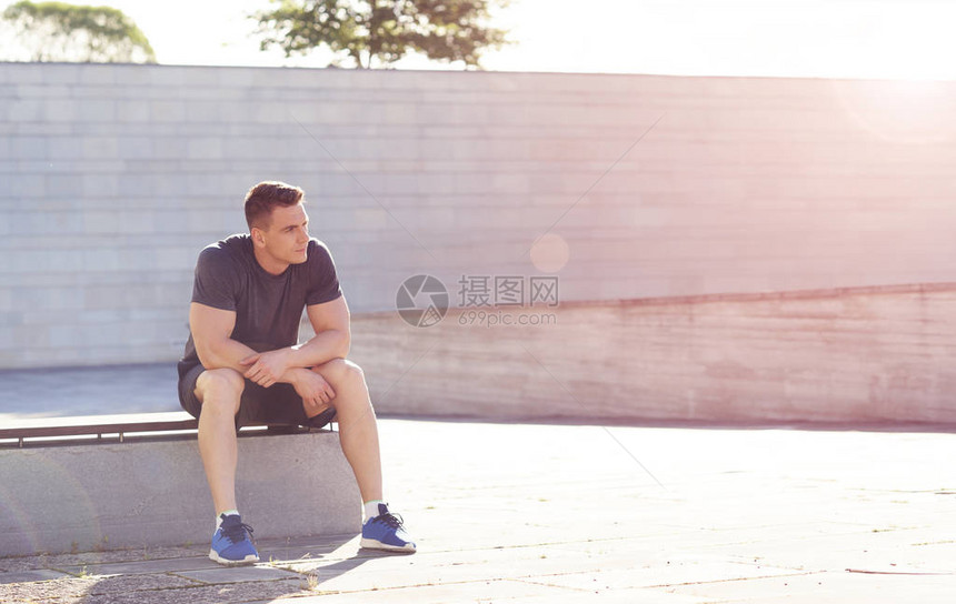 年轻健康强壮的男人穿着运动服在户外训练夕阳下的帅哥运动健身和田径运动图片