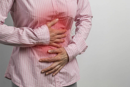 一个女人的腹部疼痛胃痉挛复制空间高清图片