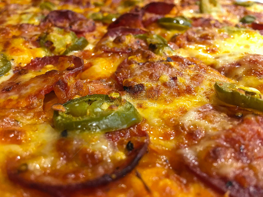 辣椒背景的披萨意大利辣香肠图片