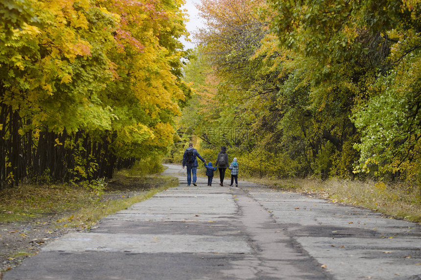 有两个儿子的家庭在秋天公园图片
