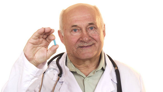 关闭一位资深男医生微笑拿着蓝色药片被隔绝在白色职业医学处方药图片
