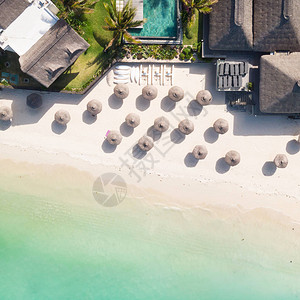 美丽的热带海滨酒店度假村的鸟瞰图图片