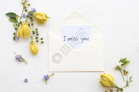 我想念您在信封中的留言卡笔迹与Yelangylang黄色花朵图片