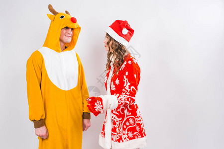 欢乐圣诞和节日概念穿着圣塔西装的快乐女人和穿鹿服的男人在图片