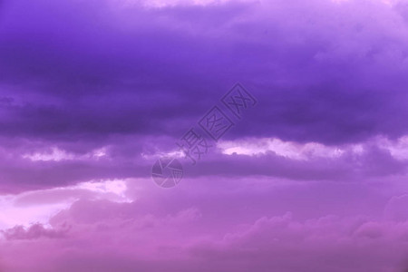 紫色天空云彩明图片