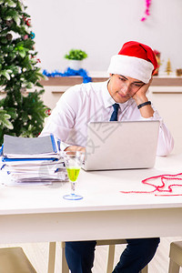 雇员商人在办公室庆祝圣诞节图片