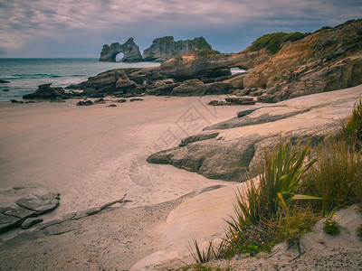 新西兰北岛Wharariki海滩沿海岩层形成图片