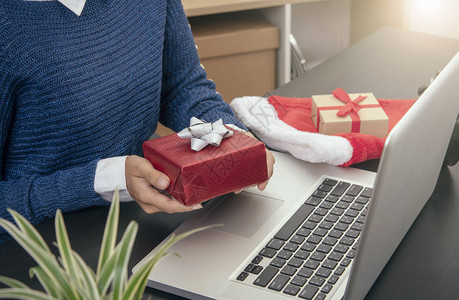 女商人手拿着礼品盒在办公桌办公室概念办公室圣诞节和新图片