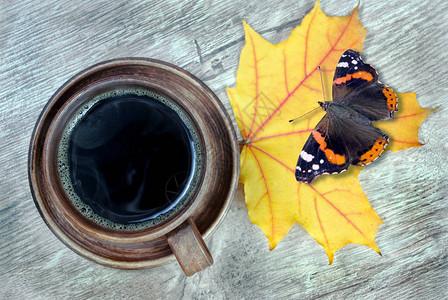黄色秋叶和一杯咖啡顶层风景蝴图片