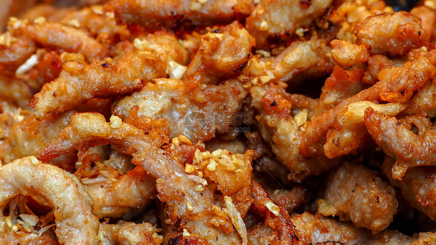 大蒜炒猪肉亚洲食品泰国菜特写干切碎的猪肉炒泰国的早餐或午餐开胃菜街头食品蛋白质和脂肪来源图片