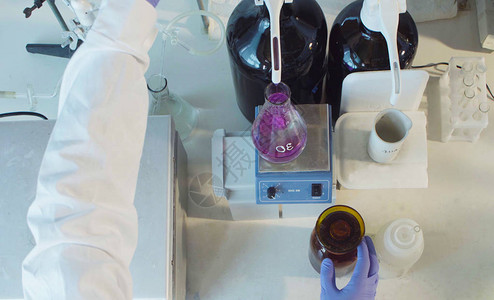 顶端视图化学分析实验室紧握科学家钻孔溶液的手指示器颜图片