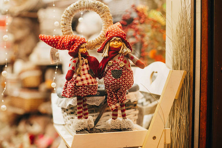欧洲城市街道窗户上的乡村圣诞玩具精灵和侏儒礼物背景图片