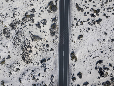 穿越沙漠沙丘和沙丘的公路空中观望图片
