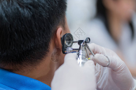 ENT医生使用显眼镜和仪器检图片