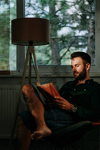 男人在家看书在窗图片
