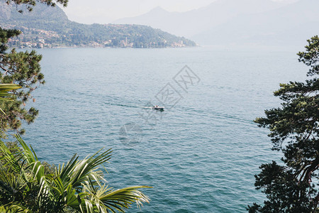 意大利科莫湖上不明船只图片