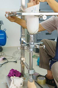 医疗技师为截肢病人制造新的铝假肢图片