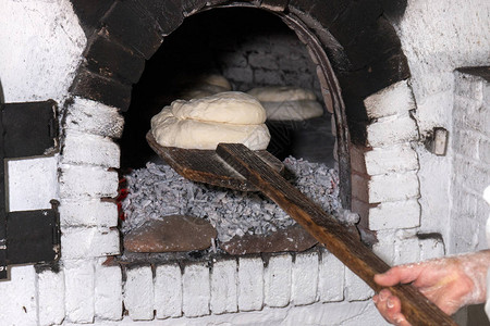 传统养面包进入石炭烤炉做饭图片