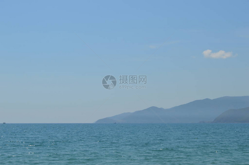 远蓝色的海景与地平线上的山峰越南图片