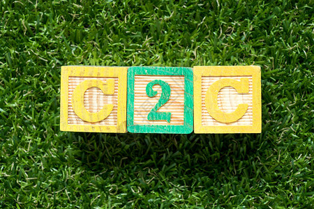 C2C客户向客户的缩写字中人工绿草背景图片
