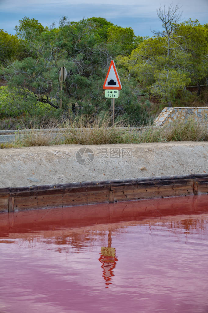 粉红盐池中宽角日出曼加德图片