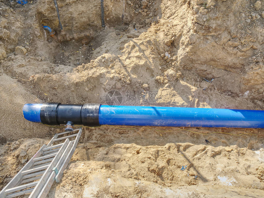 地下水供管道的修复过程沟槽中的蓝色塑料管与带接头和螺纹法兰的塑料图片