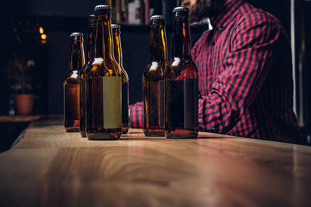 在独立酿酒厂的木制酒吧柜台贴了几瓶手工图片