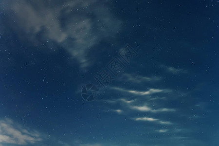 与星和云彩的夜空背景图片