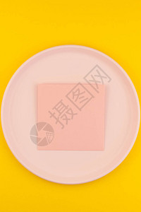盘子上的小爱心粉红色字母背景图片