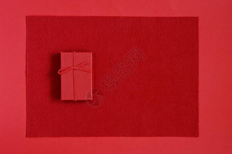红色背景的红礼盒情人节的浪漫礼物顶级风图片