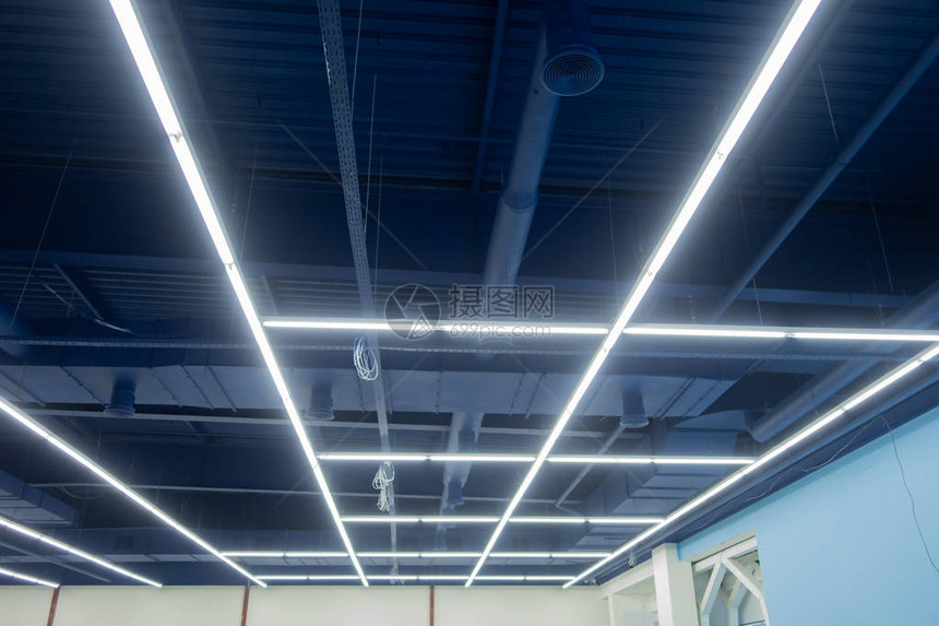 工业天花板漆成中蓝色灯以纵向和横向线的形式放置工商业场所的创意图片