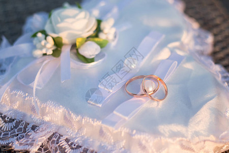 缎心形垫子上的结婚戒指图片