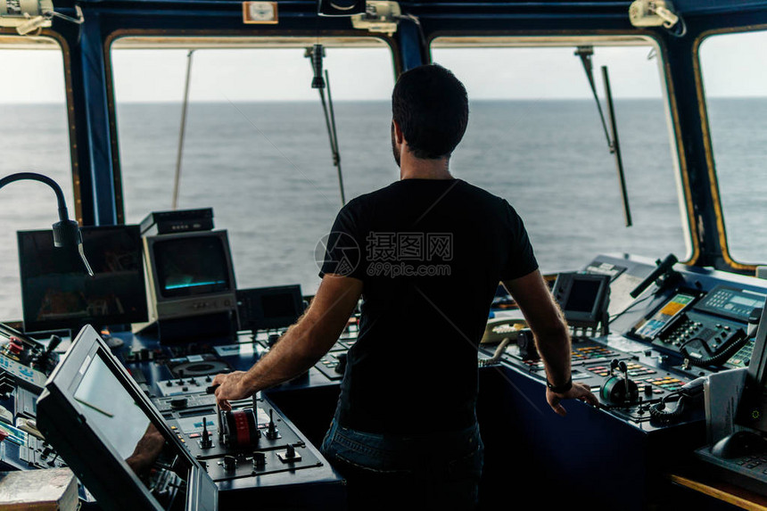 海洋航行官员在航行观察期间正在操控船只或船只图片