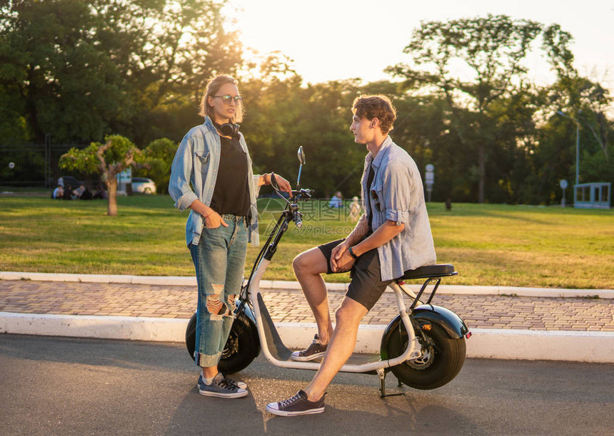骑着电动自行车的可爱年轻夫妇图片