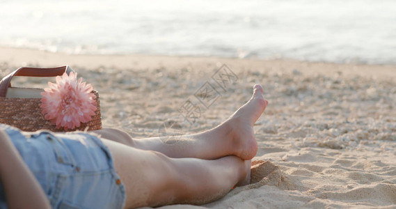 躺在海边沙滩上的女人图片